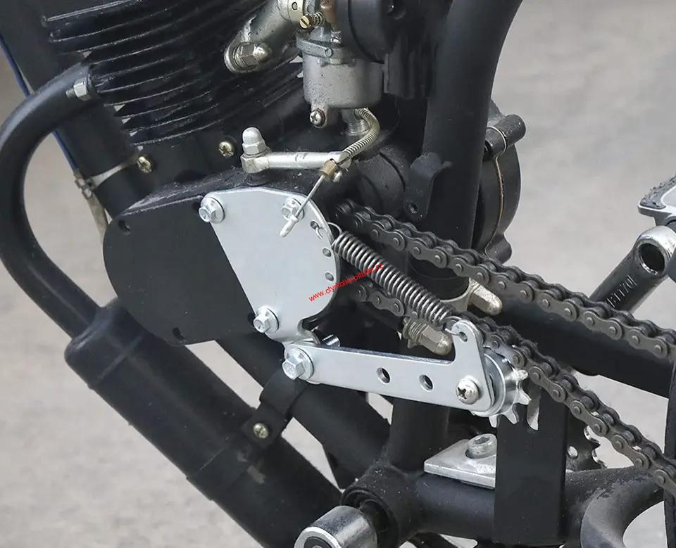 Pastorek pro napínák řetězu na motokolo s pružinou tuning